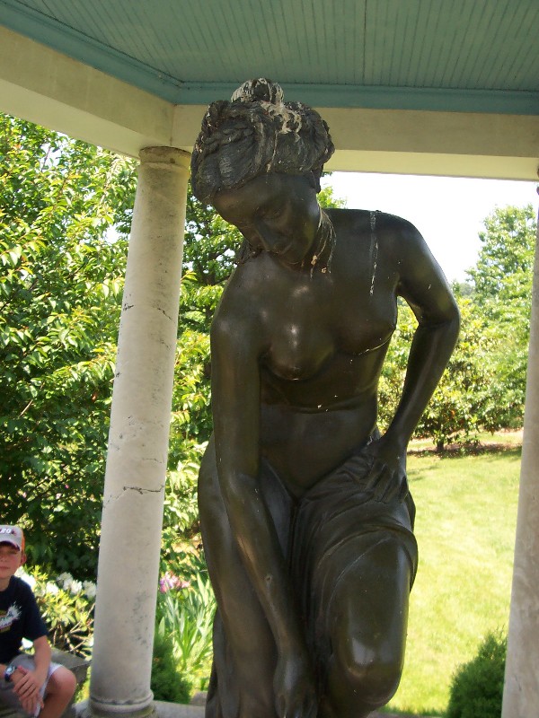 nakedgirlstatue.jpg